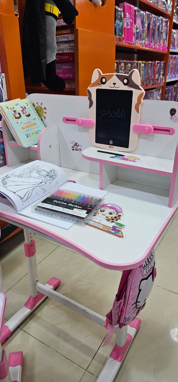 مكتب أطفال بتصميم فضائي و علبة الوان كاملة