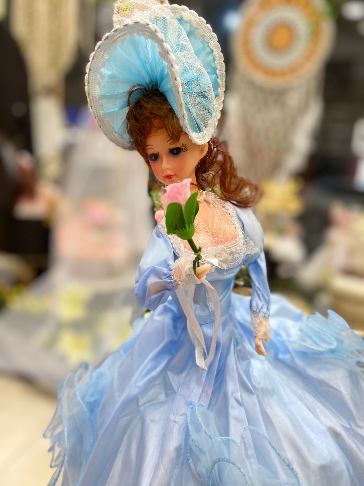 دمية بفساتين فاخرة دوارة (بزمبلك)