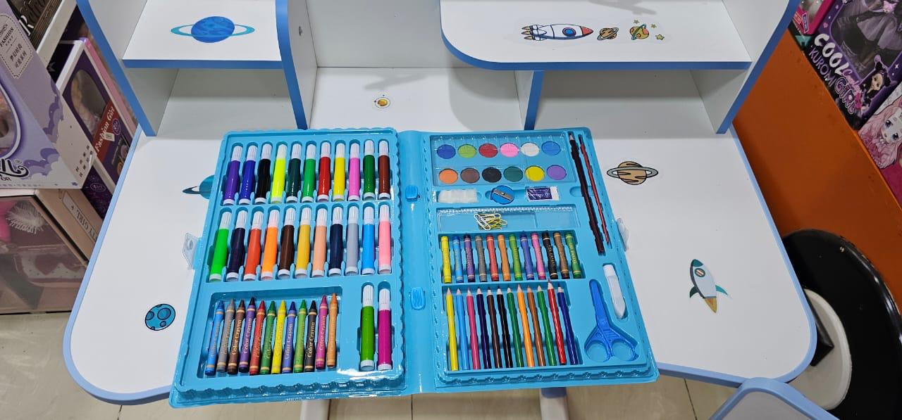 مكتب أطفال بتصميم فضائي  و علبة الوان كاملة